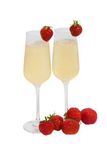 两杯香槟和新鲜草莓上白色隔离