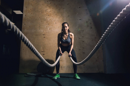战斗的绳索女孩在健身房锻炼锻炼拟合的身体