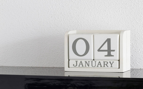 白色方块式日历当前日期4和月1月