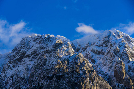 美丽的冬季风景与喀尔巴阡山尼 Craiului 山