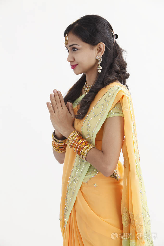 印度女人穿着迷人的传统服装问候