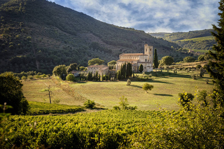 Antimo is a monastic complex in Olivetano located near Castelnuo