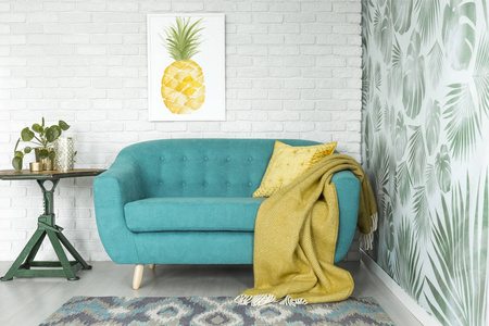 带菠萝海报的客厅