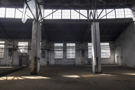 在一家废弃工厂的破旧的仓库旧的空废弃和被毁的工厂大厅或仓库内废弃