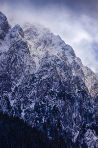 美丽的冬季风景与喀尔巴阡山尼 Craiului 山