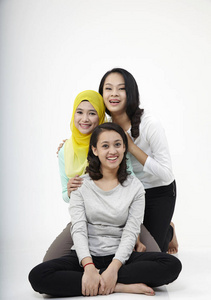 三名多种族的马来西亚妇女在演播室摆姿势