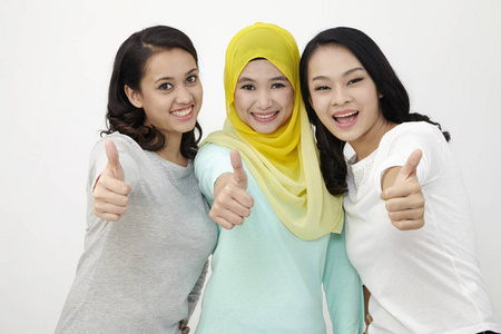 三个马来西亚妇女竖起大拇指