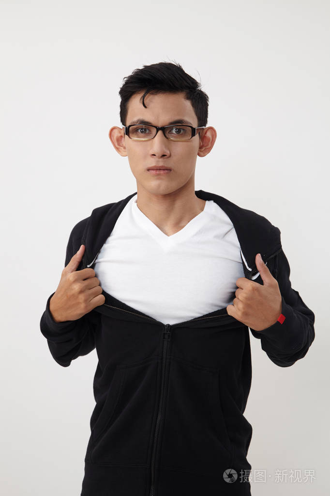 男人撕他的夹克露出胸膛