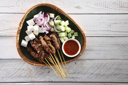 马来西亚著名的食物撒在竹篮上，配上黄瓜和鹅肉