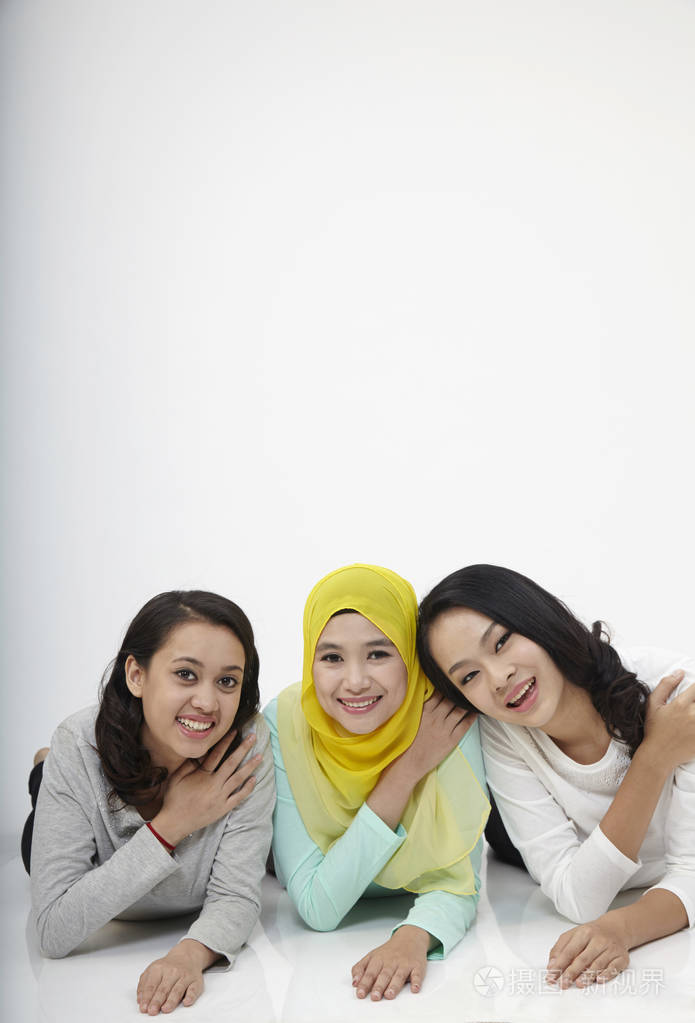 三个多种族的马来西亚人连续安排