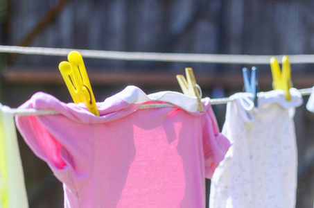 婴儿衣服晒太阳照片