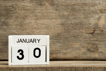 白色方块式日历当前日期30和月1月在木背景