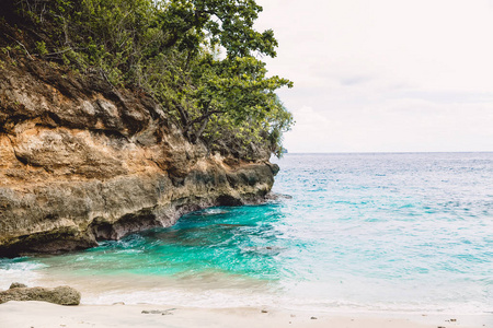 热带蓝色海洋，巴厘岛有波浪和岩石悬崖。热带天堂