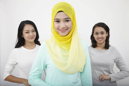 三个多种族的马来西亚妇女在演播室摆姿势