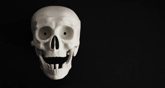 带着牙齿的骷髅,红血丝的背景照片