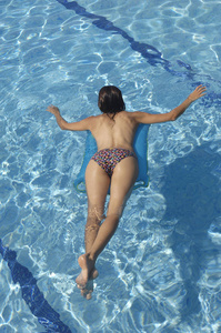 泳池女郎享受夏日图片