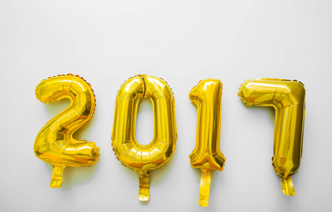 白色背景上孤立的金色玩具气球。新年快乐。