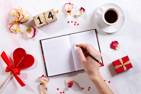 手写在笔记本上用甜蜜的心。情人节快乐概念