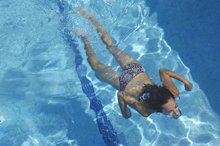 水下游泳的妇女,一个夏天的一天