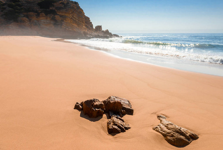 葡萄牙晴天大西洋海滩全景。 阿尔加维