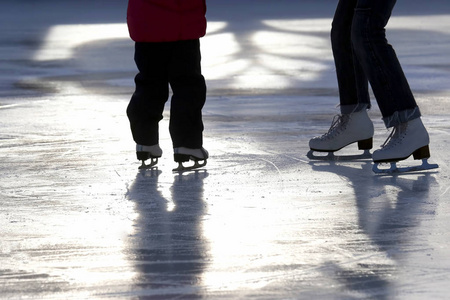 脚 iceskating 小女孩与我的妈妈在溜冰场