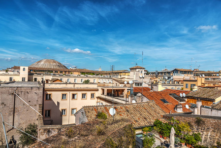 罗马旧屋顶上的蓝天图片
