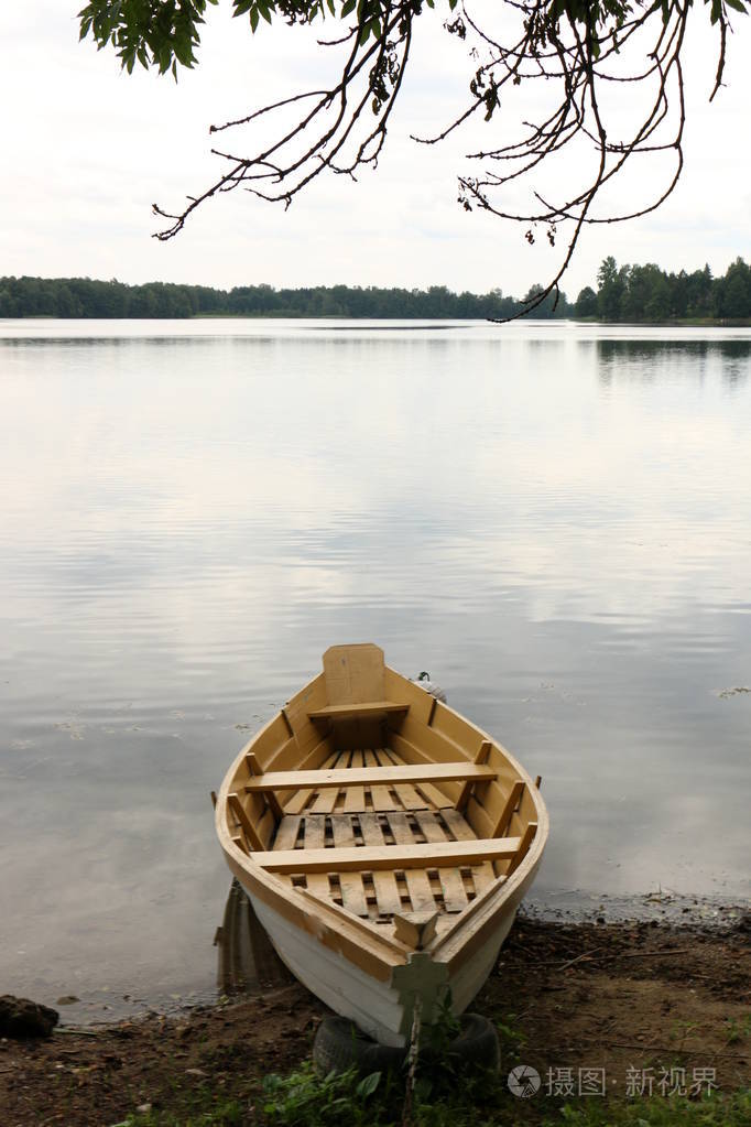 这艘船是一艘小船在湖上运送货物和乘客