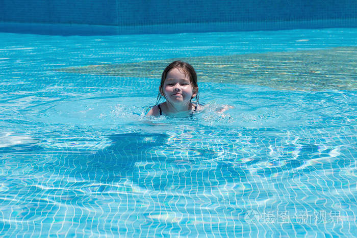 在游泳池中游泳的小女孩照片-正版商用图片10juym-摄图新视界