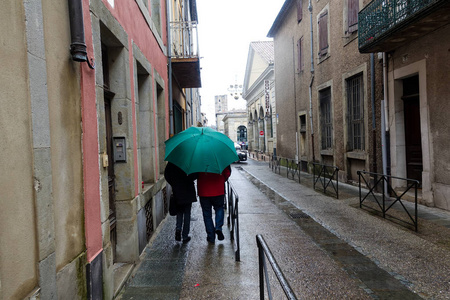有雨伞和雨的人图片