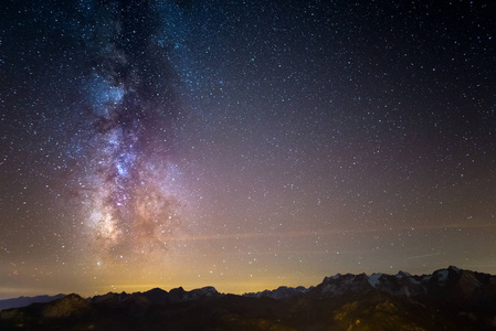 优秀的美和清晰的银河和满天星斗的天空，从意大利阿尔卑斯山高空捕获