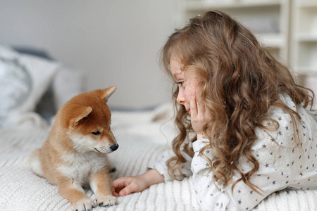 儿童和动物的概念.女孩关心宠物照片