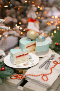 圣诞蛋糕与果冻的角度视图，冷杉和背景灯的蛋奶酥