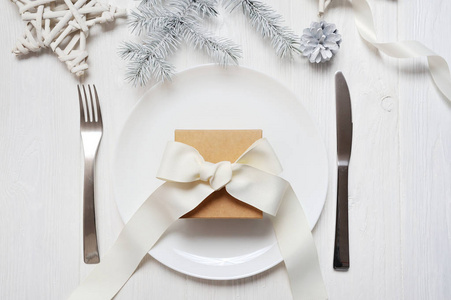 圣诞餐桌设置与老式的礼物在白色的木桌上。带空格的圣诞贺卡模板, 顶部视图