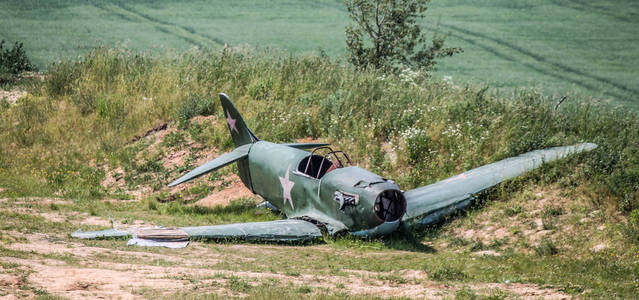 粉碎二战飞机图片