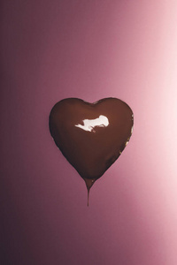 心形糖果与液体巧克力分离粉红色