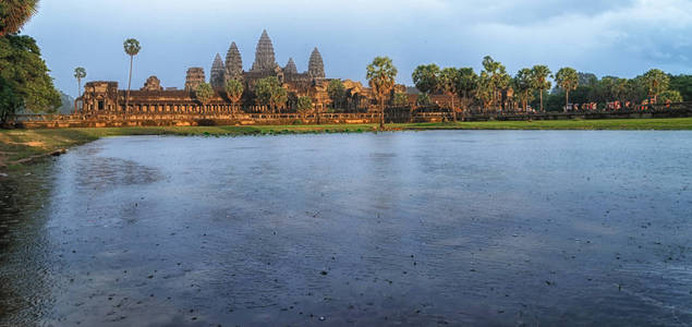 吴哥窟寺庙日落时，暹粒收获柬埔寨。