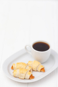 新鲜出炉的牛角面包, 果酱, 黑咖啡的白色木制背景。自制饼干早餐的新鲜糕点。美味的甜点特写摄影。水平横幅