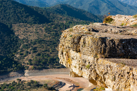 Siurana, 塔拉戈纳, 西班牙加泰罗尼亚的一条河背景的石头特写。特写