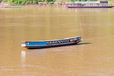 船近海南汗河, Louangphabang, 老挝。文本的复制空间