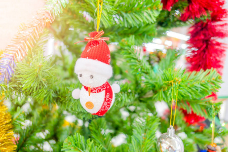 圣诞树假日装饰特写一棵装饰圣诞树的背景。
