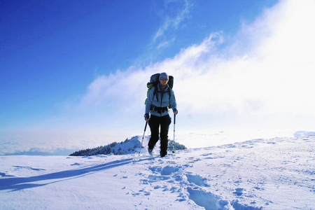 带着背包和帐篷冬季登山活动