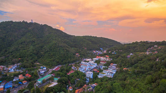 去普吉大佛的路上的风景。 在普吉岛的背面，大佛是卡塔海滩，卡隆海滩是日落的一侧