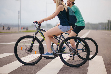 一个中年男人和一个女人骑自行车道的侧视图