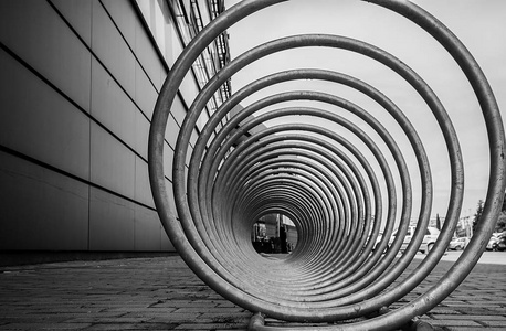 一个自行车架和一个轮椅空间,看起来未来和有趣. 几何视觉和知觉构图.