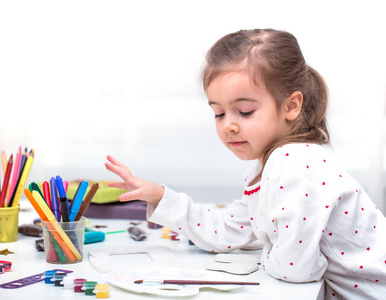 一个小女孩从事创造性, 用铅笔和 f 画