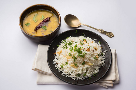 大蒜炒饭煮熟的白巴什玛蒂大米与大蒜炒，并与黄色的DAL服务，流行的印度食谱