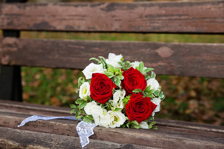 长椅上漂亮的婚礼花束.