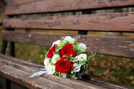 长椅上漂亮的婚礼花束.