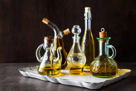 油瓶与橄榄油的不同形状类型和大小