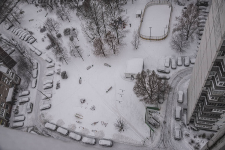 莫斯科冬天。 住宅综合体顶景雪覆盖庭院